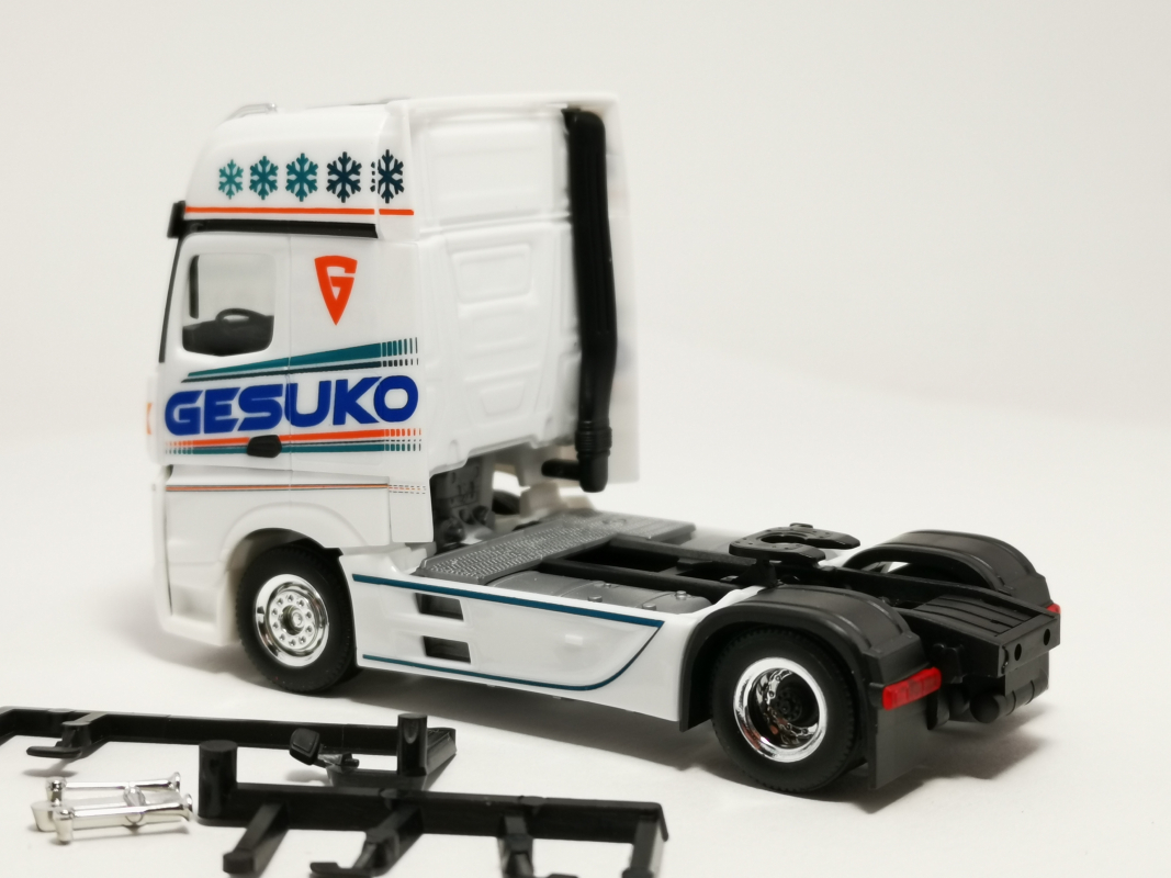 Mb Actros Gigaspace `18 Zugmaschine "GESUKO" Herpa