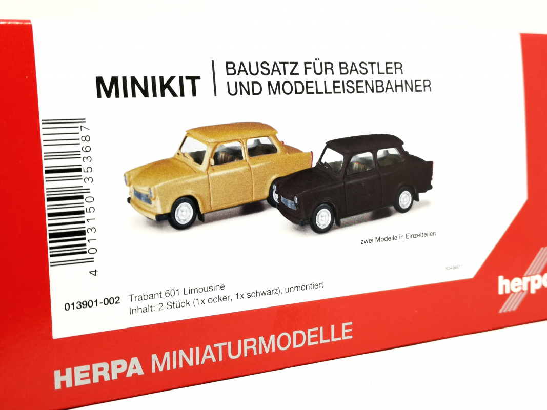 013901-002 MiniKit Trabant 601 Limousine, samtocker/rallyeschwarz Herpa