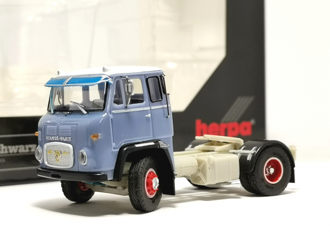 026161 Scania LB 76 Zugmaschine, taubenblau Herpa - Schwarz