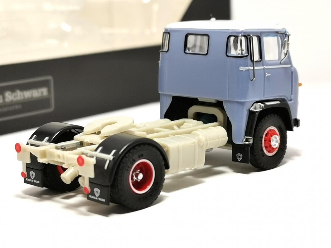 026161 Scania LB 76 Zugmaschine, taubenblau Herpa - Schwarz