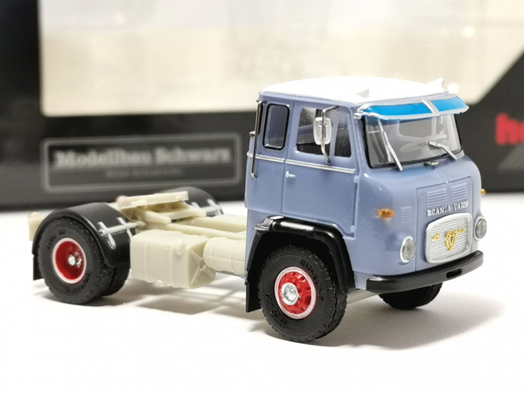 026161 Scania LB 76 Zugmaschine, taubenblau Herpa - Schwarz