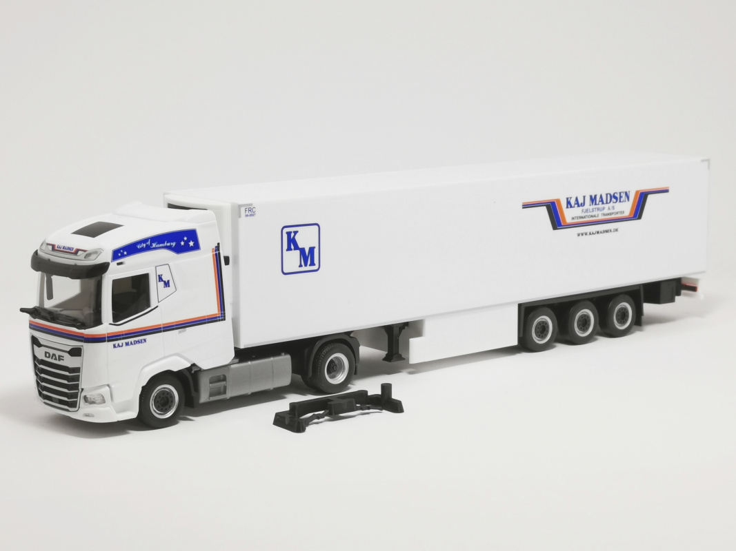 318037 DAF XG Kühlkoffer-Sattelzug "Kaj Madsen" (Dänemark/Kolding) Herpa - SALE