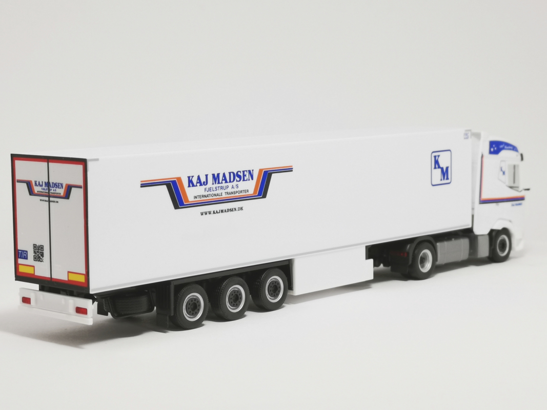 Preview: 318037 DAF XG Kühlkoffer-Sattelzug "Kaj Madsen" (Dänemark/Kolding) Herpa - SALE