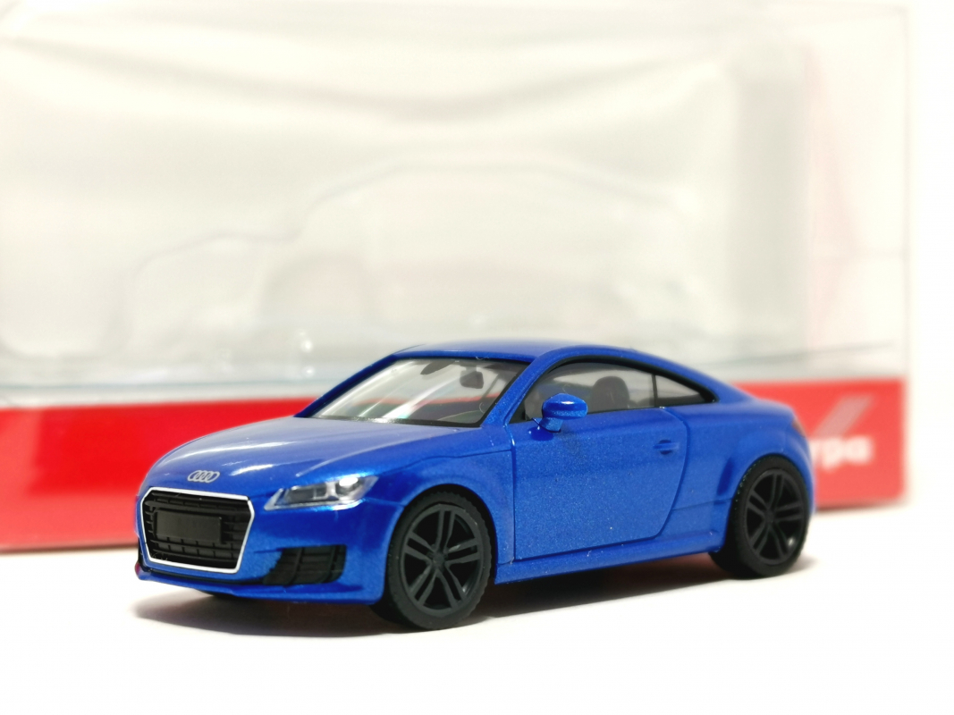 038355-002 Audi TT Coupé, arablau Kristalleffekt Herpa