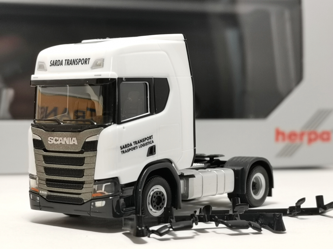 Scania CR 20 Zugmaschine "SARDA Transport" Herpa