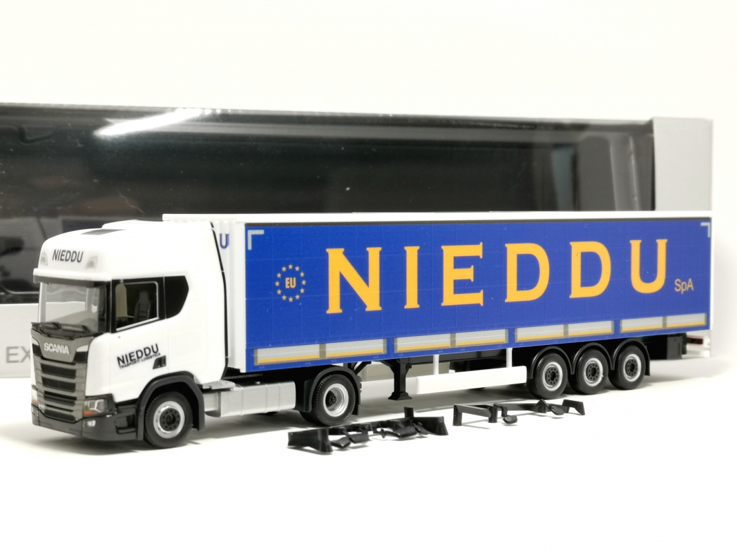 957755 Scania CR 20 Gardinenplanen Sattelzug "NIEDDU" Herpa