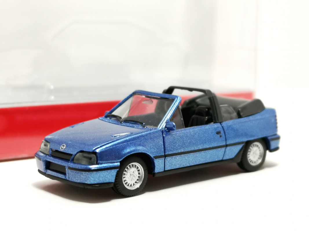 430920 Opel Kadett E Gsi Cabrio, laserblaumetallic Herpa