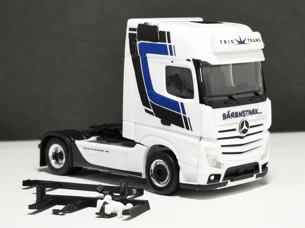 Mb Actros 18 Gigaspace Zugmaschine "Trio Trans“ Herpa