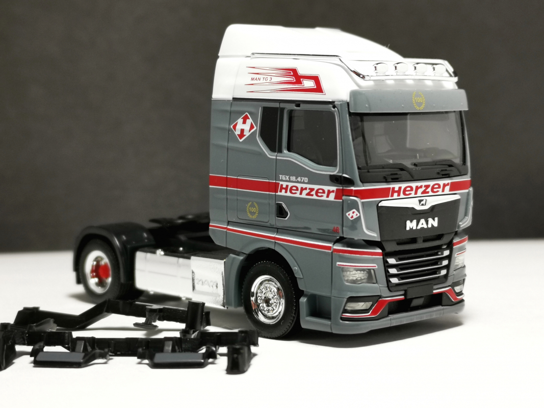 MAN TGX GM Zugmaschine "Herzer" Herpa