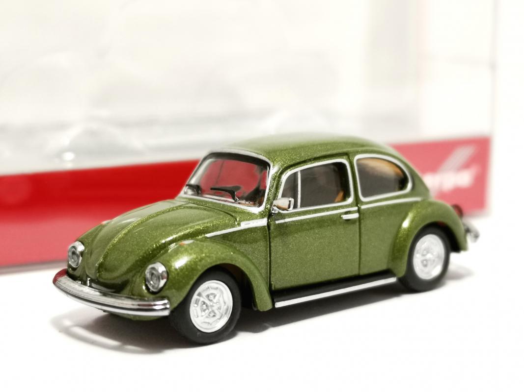 430982-002 Volkswagen (VW) Käfer 1303, moos metallic Herpa