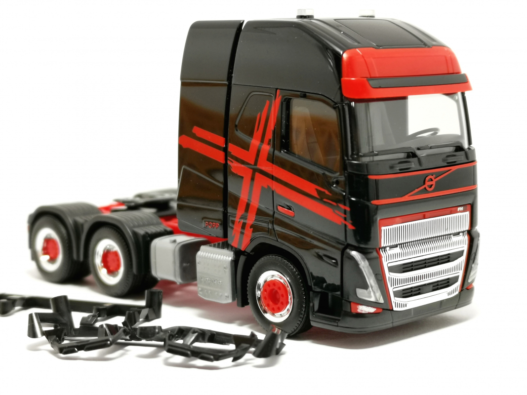 318624 Volvo FH GL XL 2020 Zugmaschine mit Schwerlastturm, schwarz/rot Herpa