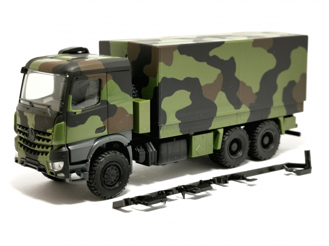 746991 Mercedes-Benz Arocs 6x6 Pritsche/Plane, dekoriert Herpa