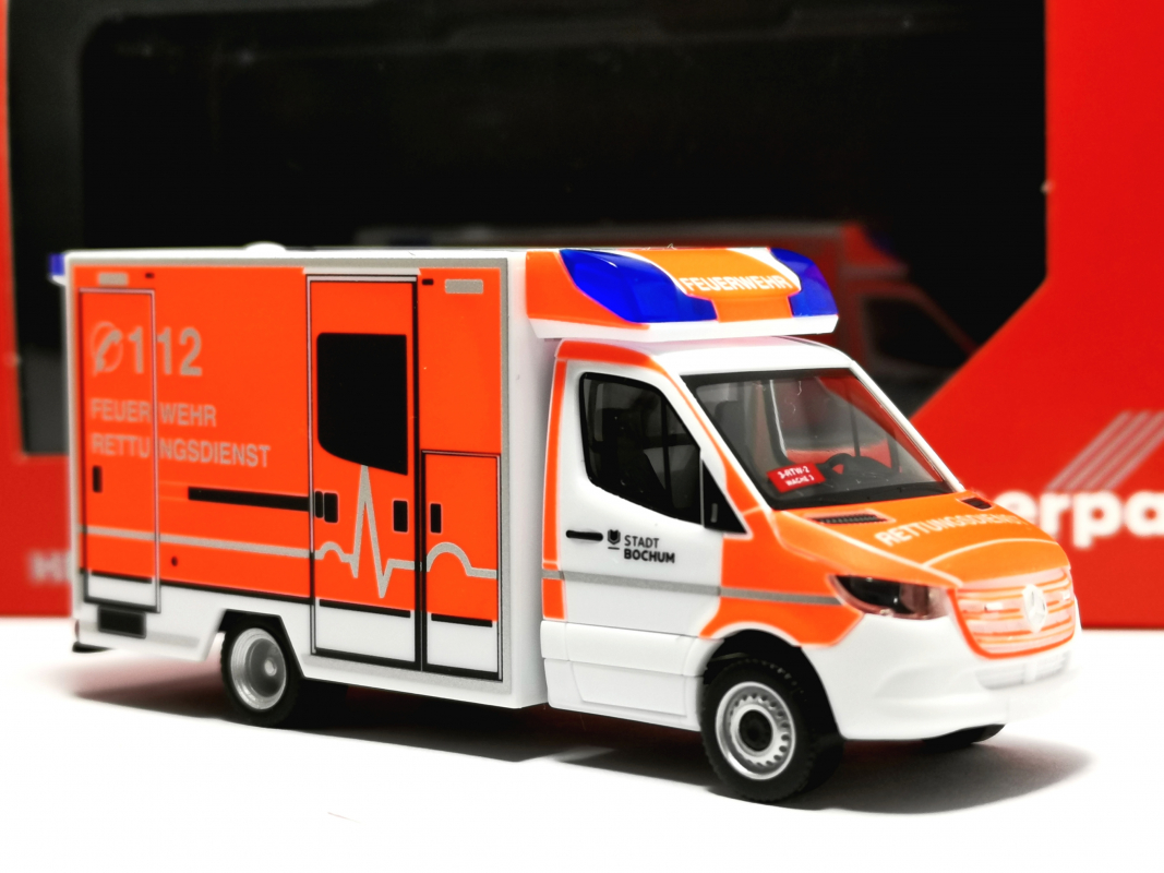 097116 Mercedes-Benz Sprinter 18 Rettungswagen "Feuerwehr Bochum" Herpa