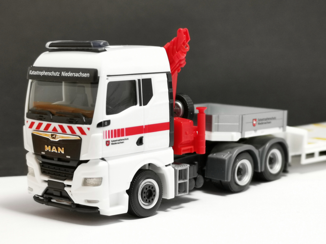 Preview: MAN TGX GM mit Kran Semitieflade-Sattelzug "Katastrophenschutz Niedersachsen" Herpa - SALE