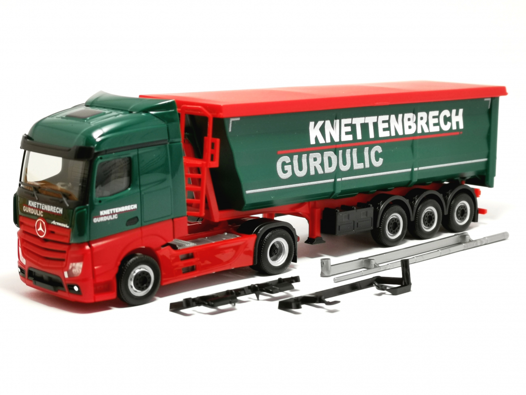 318518 Mercedes-Benz Actros Streamspace Stahlmulden-Sattelzug "Knettenbrech & Gurdulic" Herpa