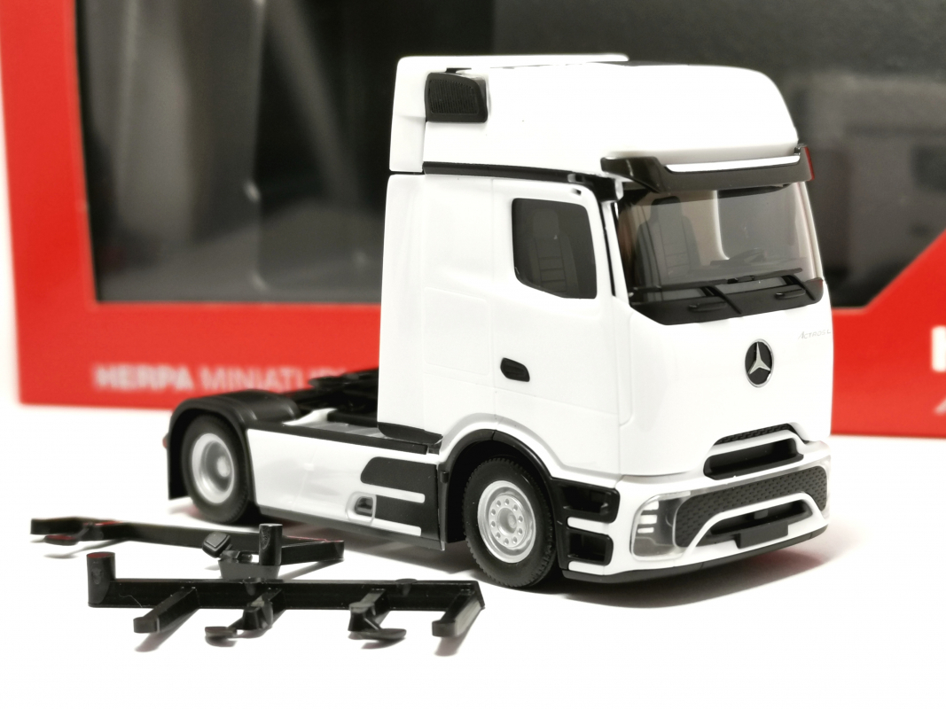 318365 Mb Actros L ProCabin Gigaspace Zugmaschine, weiß Herpa - SALE