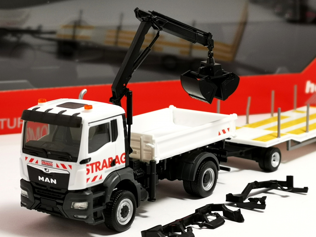 318730 MAN TGS NN Dreiseitenkipper mit Kran und TU3-Anhänger "Strabag" Herpa