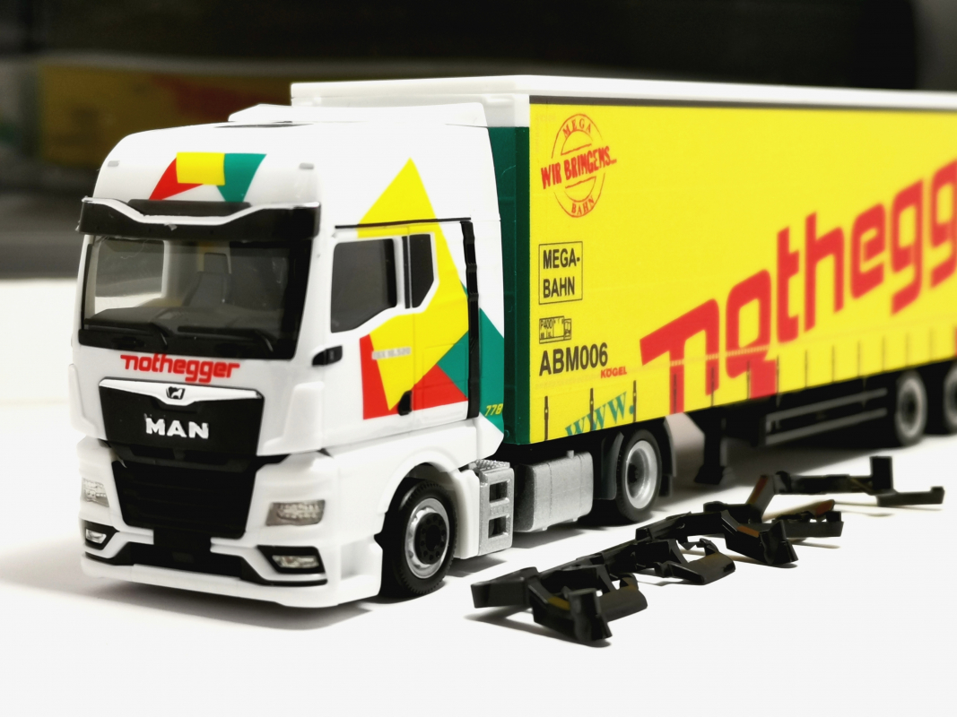 MAN TGX GX Lowliner Gardinenplanen Sattelzug "Nothegger" Herpa