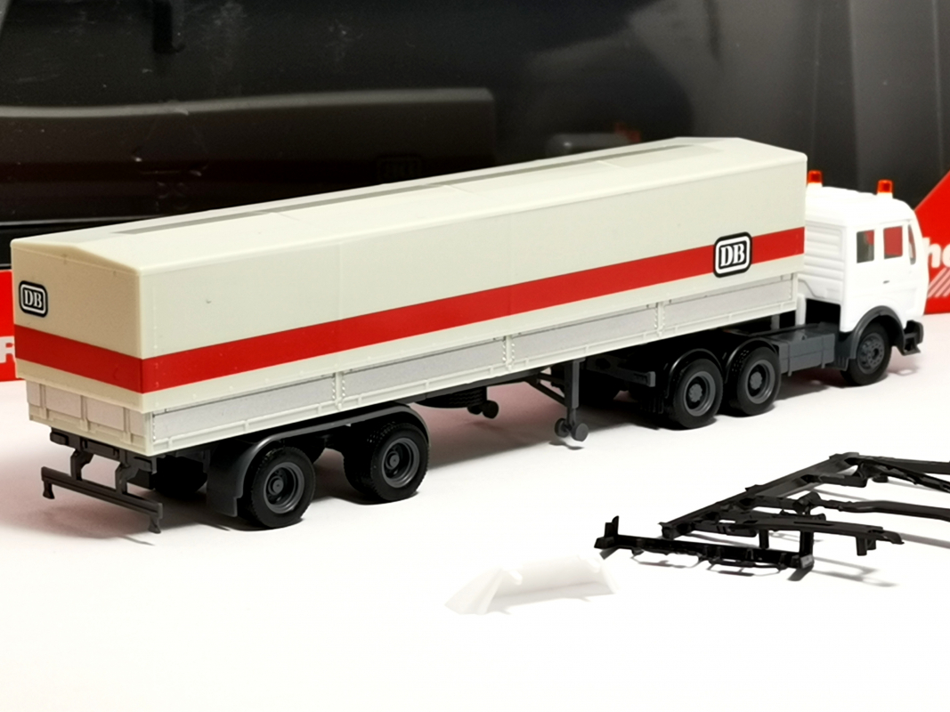 318846 Mercedes-Benz NG Planen-Sattelzug "DB" Herpa