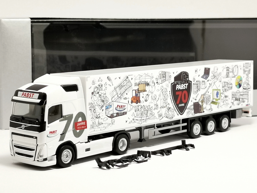 956710 Volvo FH GL 2020 Gardinenplanensattelzug "70 Jahre Pabst" Herpa FridaySALE