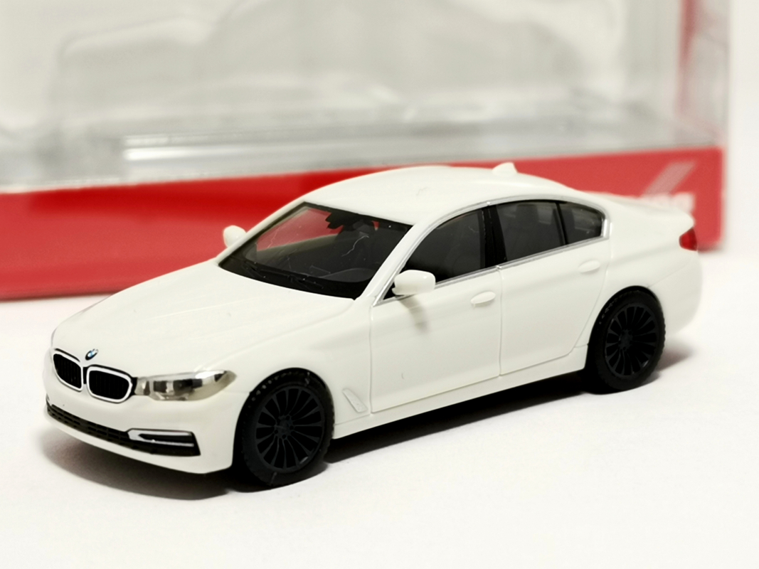 420372-002 BMW 5er Limousine, alpinweiß Herpa