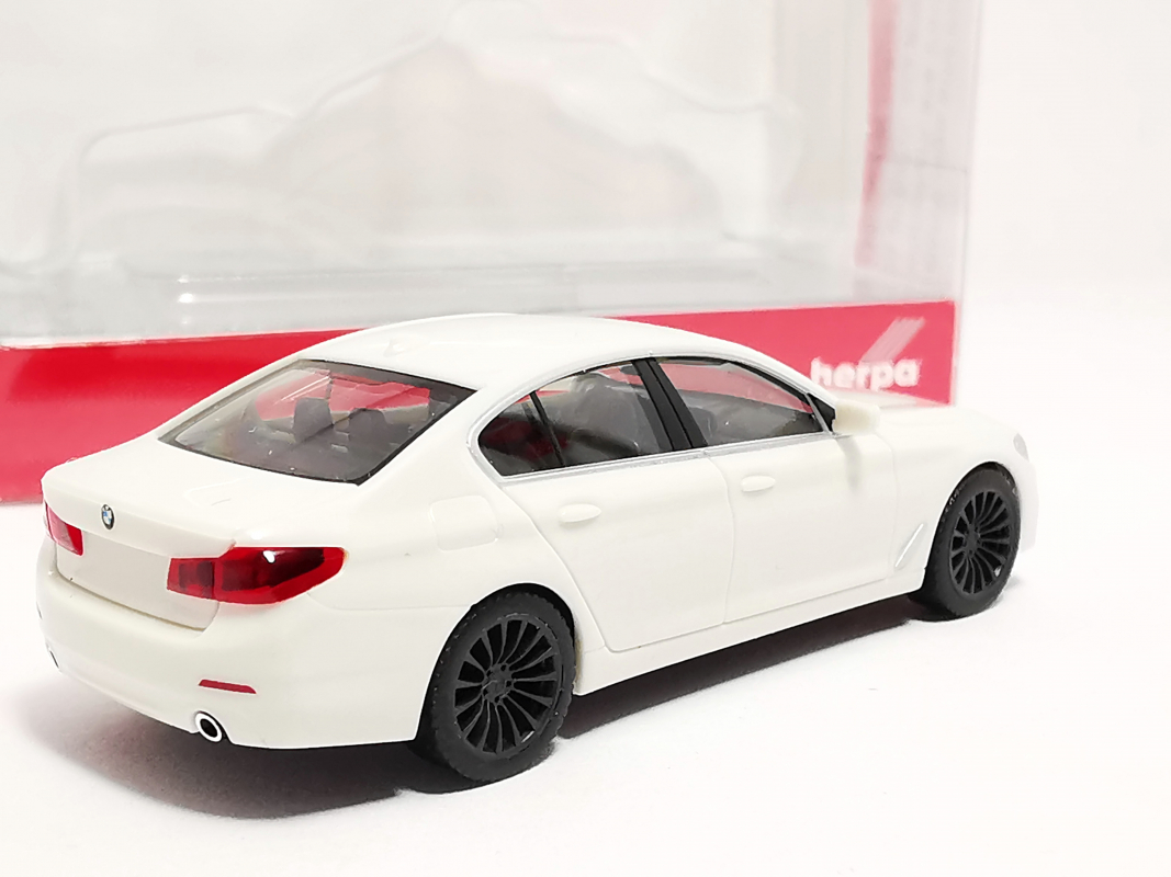420372-002 BMW 5er Limousine, alpinweiß Herpa
