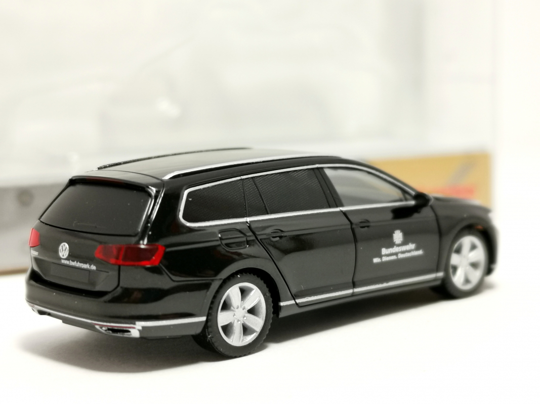 700870 Volkswagen (VW) Passat Variant "Bundeswehr" Herpa