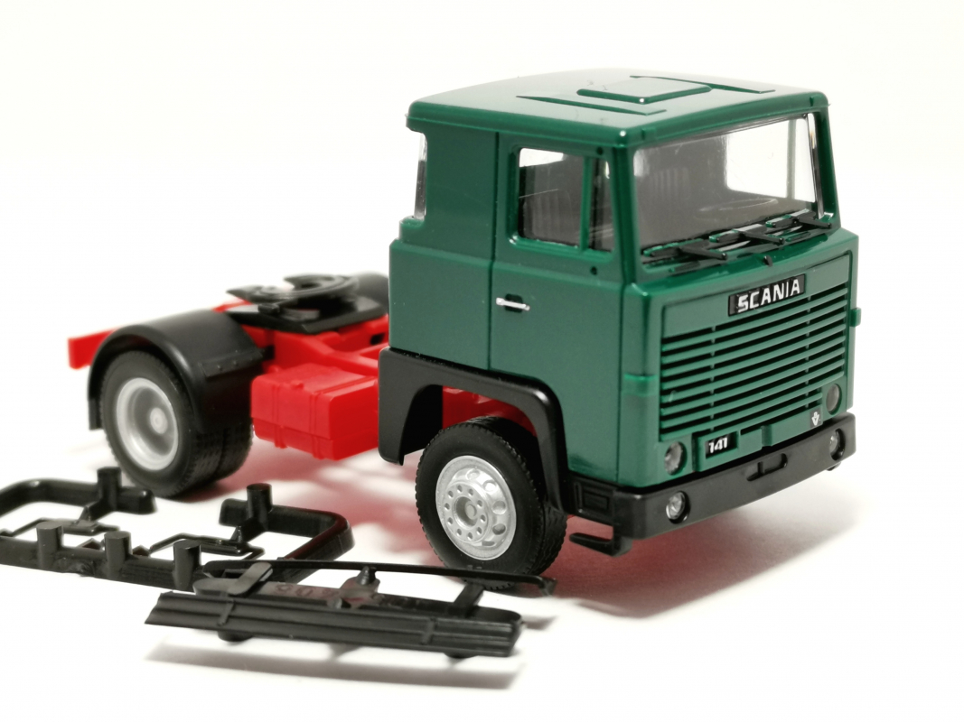 318969 Scania 141 Zugmaschine 2achs, moosgrün Herpa