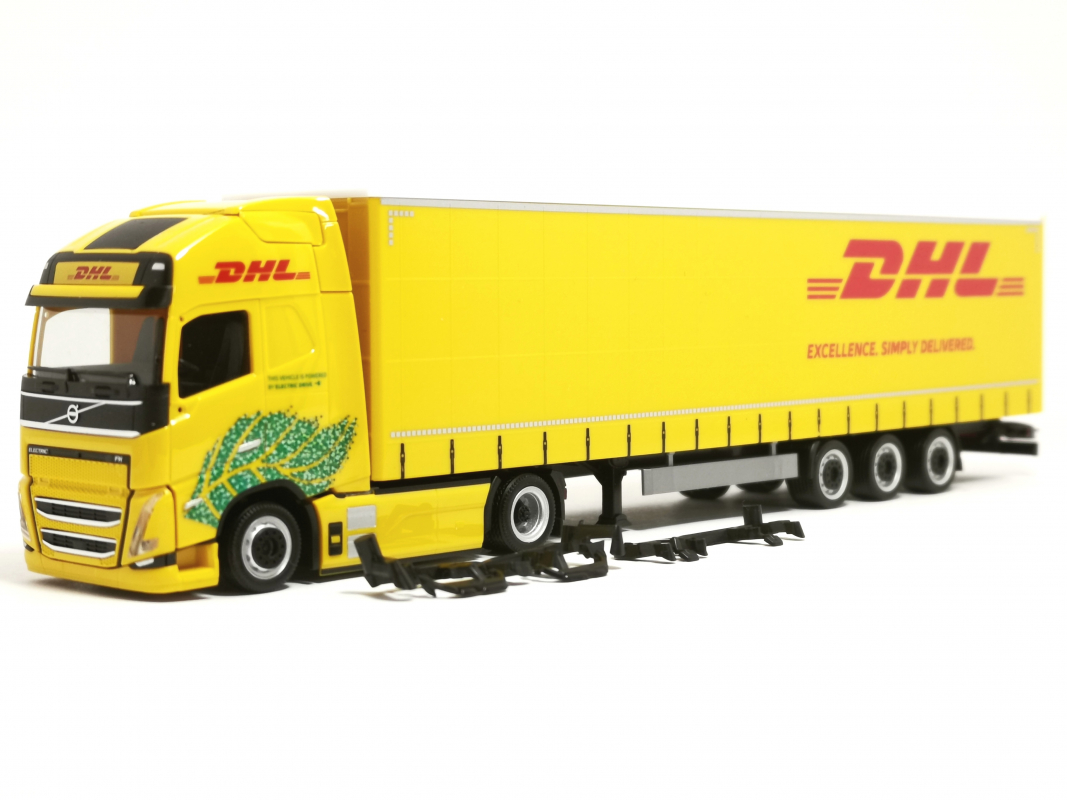 318952 Volvo FH GL XL Electric Lowlinergardinenplanen-Sattelzug "DHL" Herpa