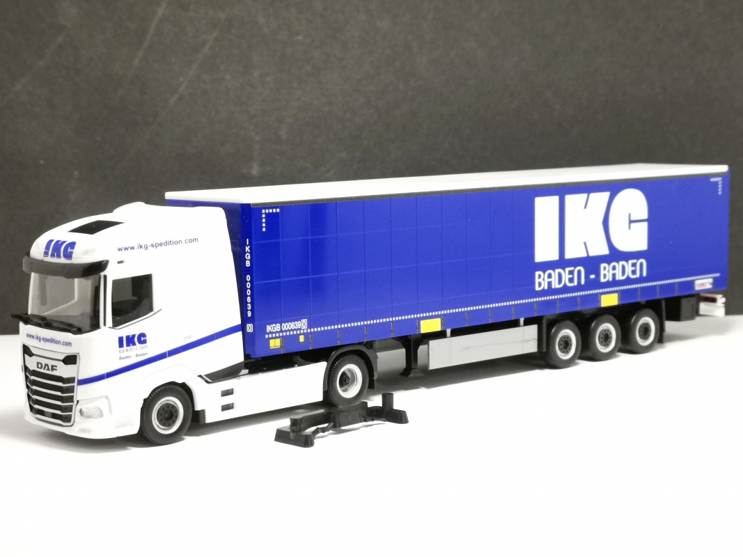 959001 DAF XG Gardinenplanen Sattelzug "IKG Baden - Baden" Herpa