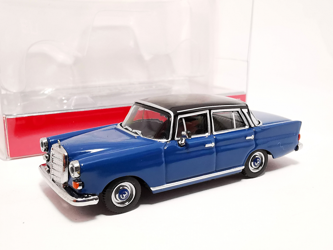 430739-004 Mercedes-Benz 200 Heckflosse, blau/schwarz Herpa