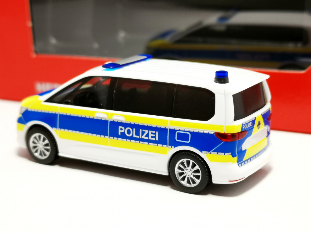 098335 Volkswagen (VW) Multivan "Polizei Niedersachsen" Herpa