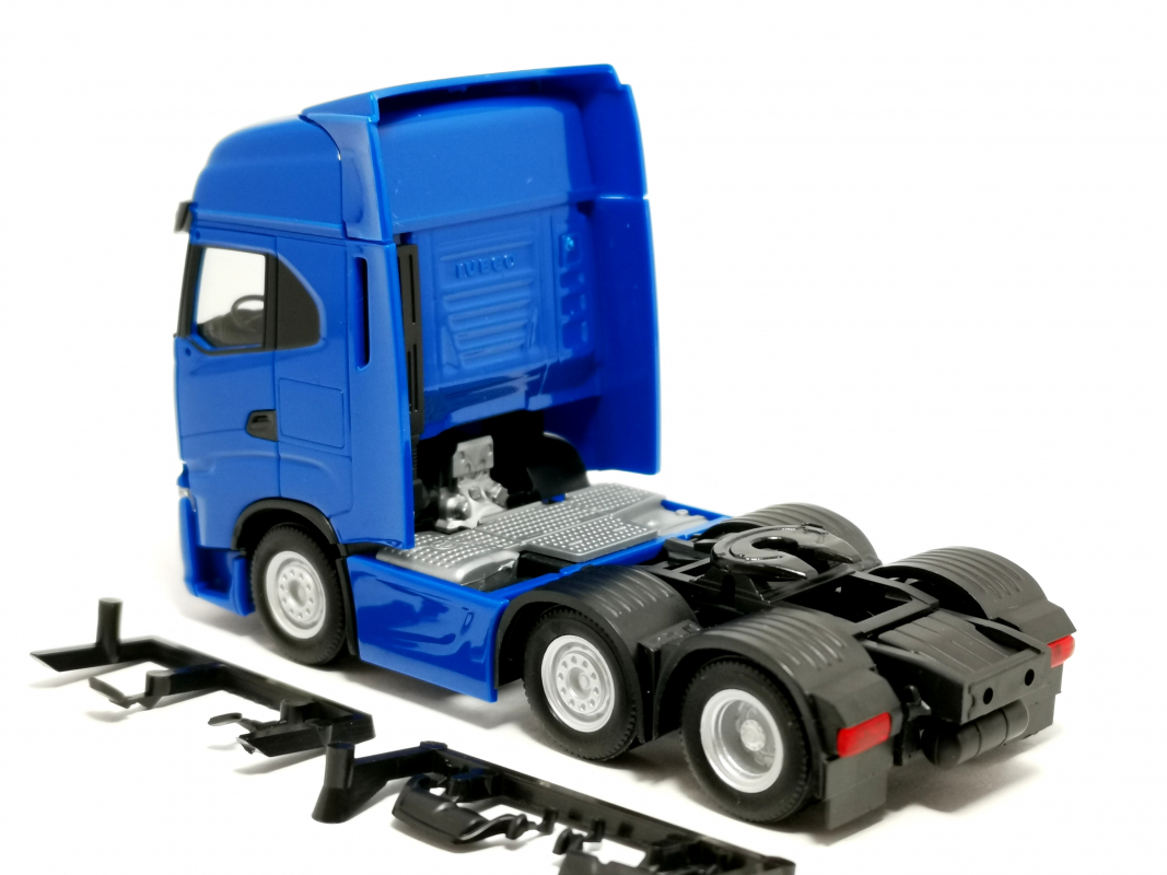 317122-003 Iveco S-Way Zugmaschine 3achs (6x2), verkehrsblau Herpa