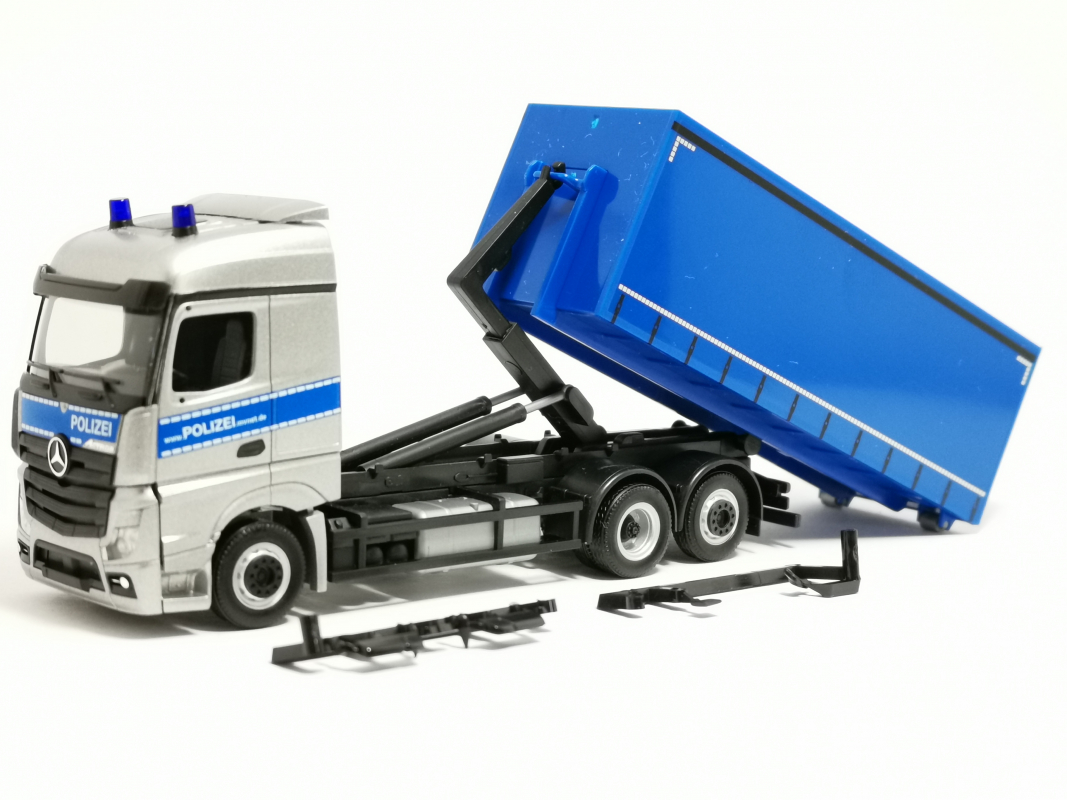 098427 Mb  Actros Streamspace LKW "Bereitschaftspolizei Mecklenburg-Vorpommern" Herpa