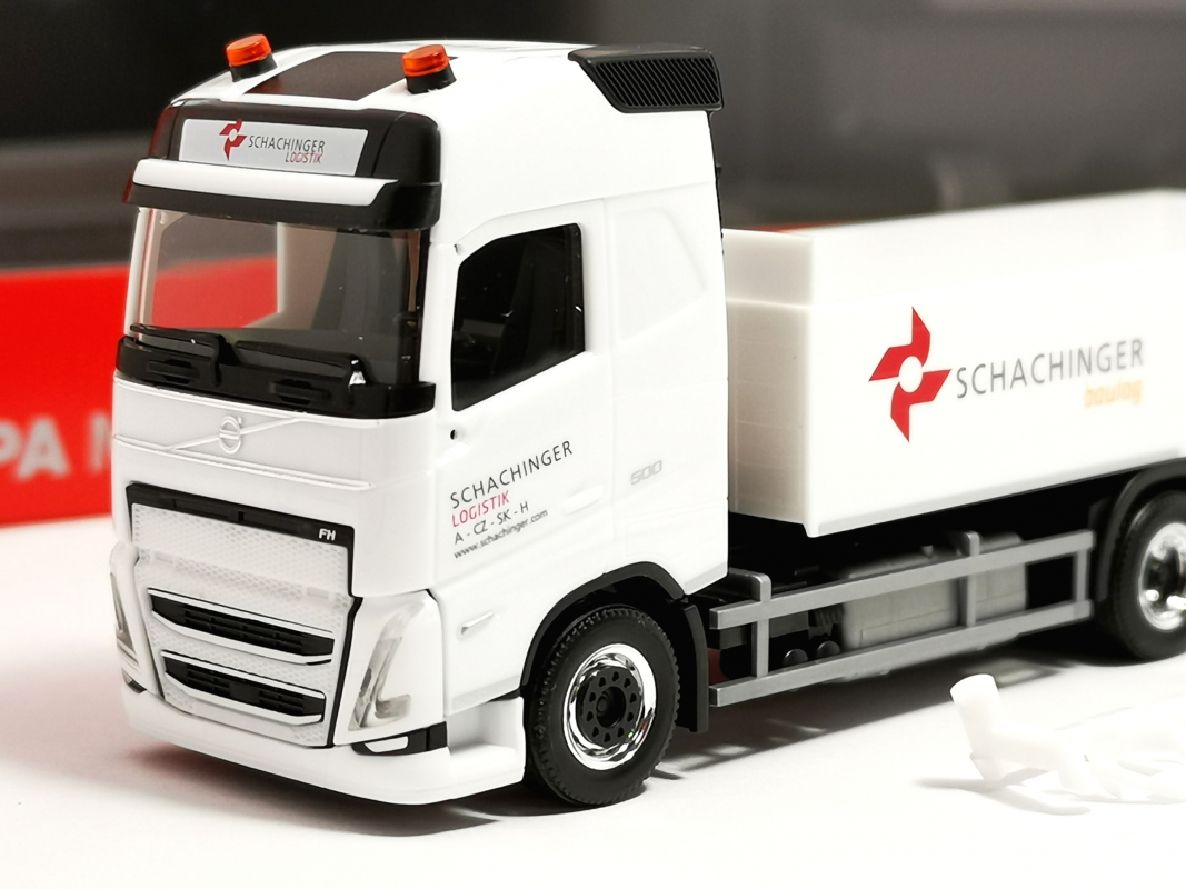 319119 Volvo FH GL 2020 Pritschen-LKW 4achs "Schachinger" (Österreich) Herpa