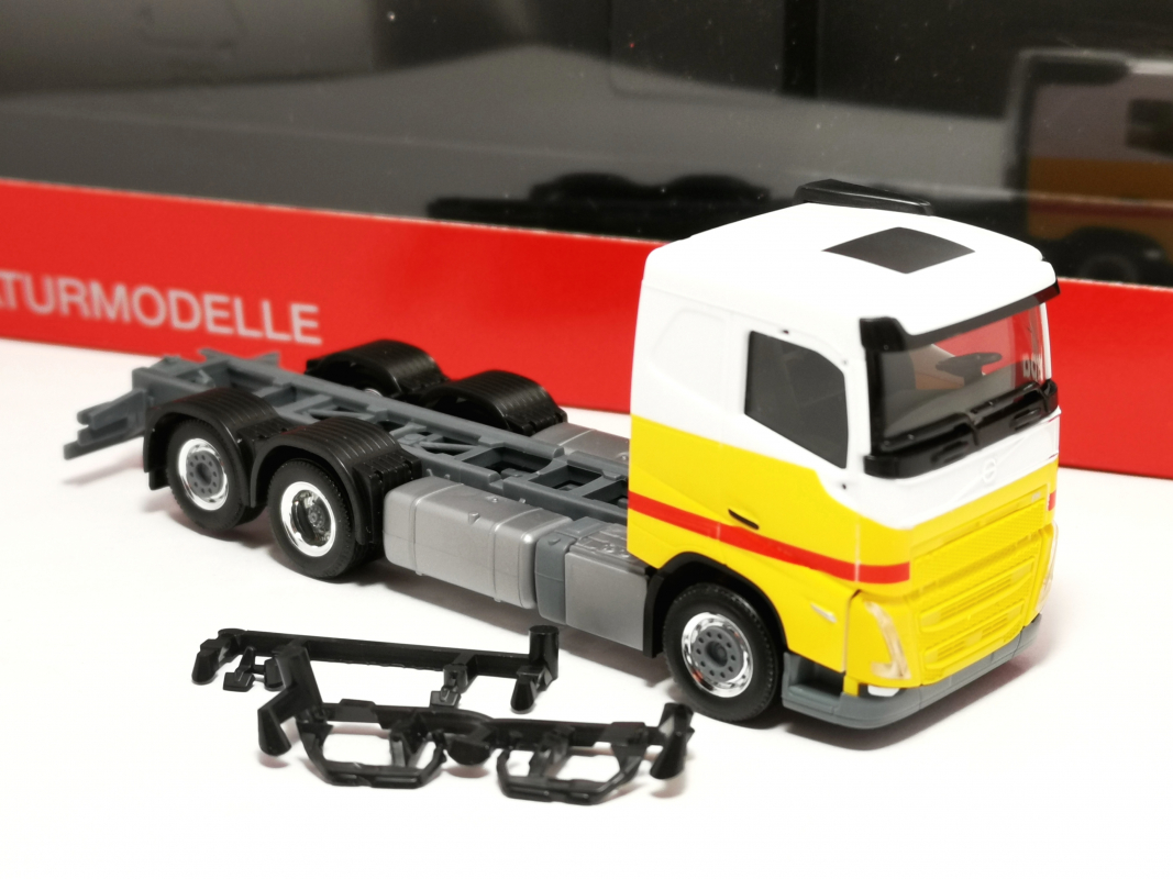 Volvo FH 2020 Flachdach Lkw 3a, gelb/rot Herpa
