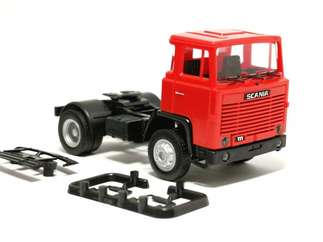 318976 Scania 111 Zugmaschine 2achs, verkehrsrot Herpa