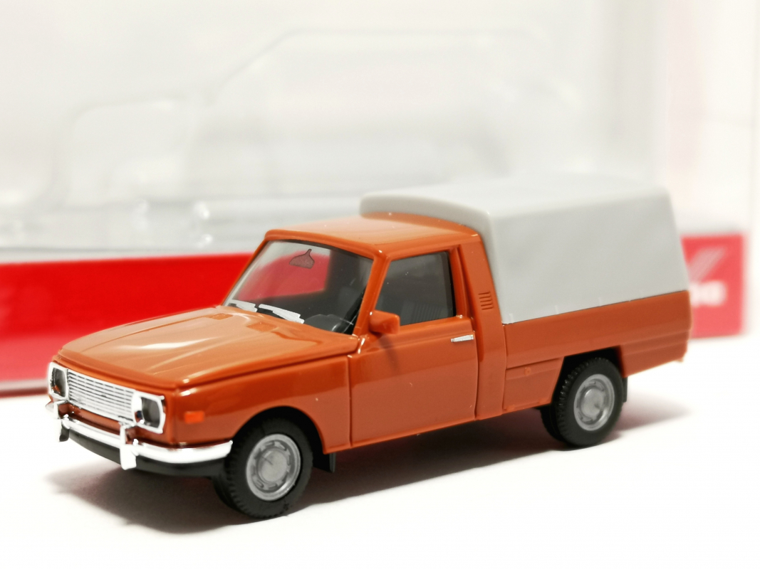 420945-002 Wartburg 353 Trans '66 mit Plane, braun Herpa