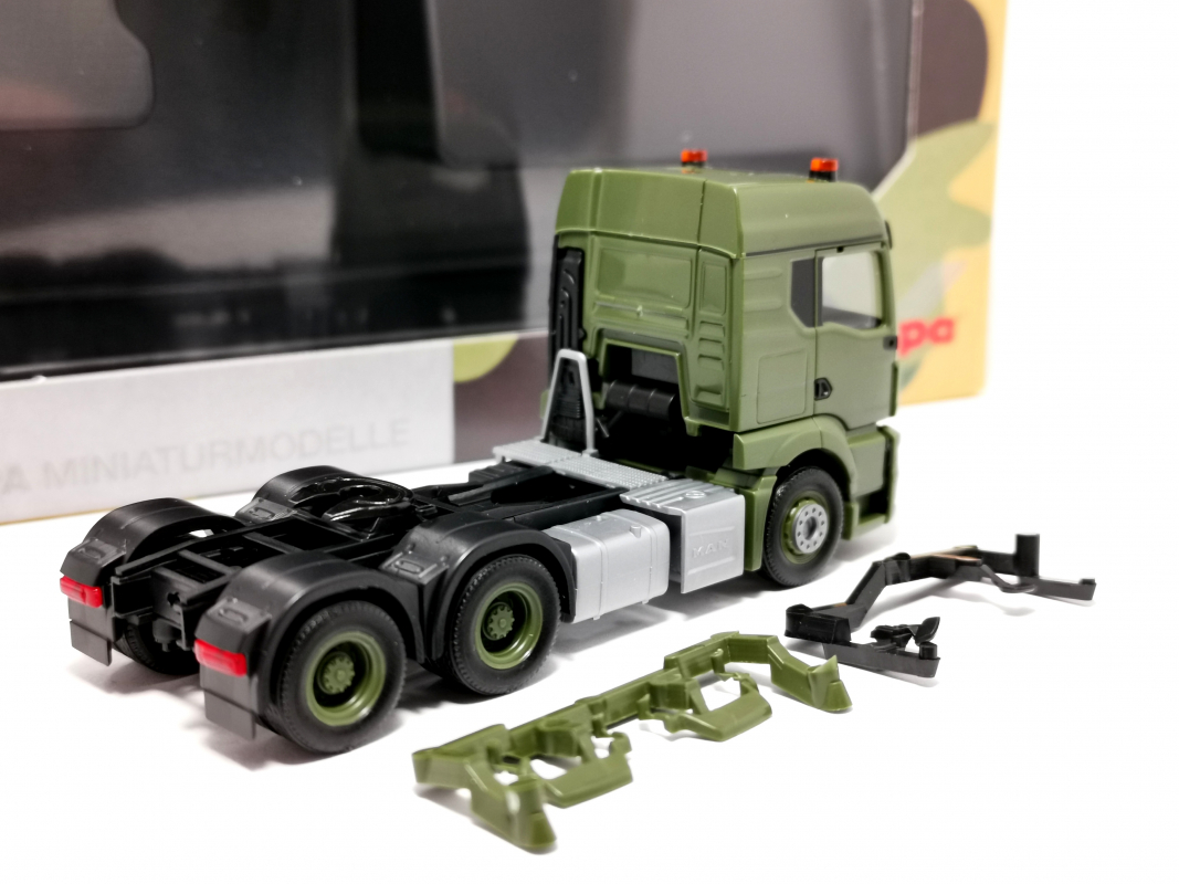747172 MAN TGS TM Zugmaschine, 3achs (6x4), olivgrün Herpa