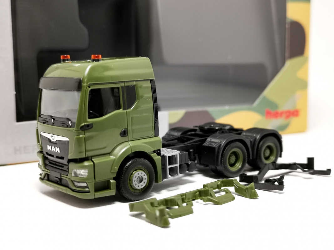 747172 MAN TGS TM Zugmaschine, 3achs (6x4), olivgrün Herpa