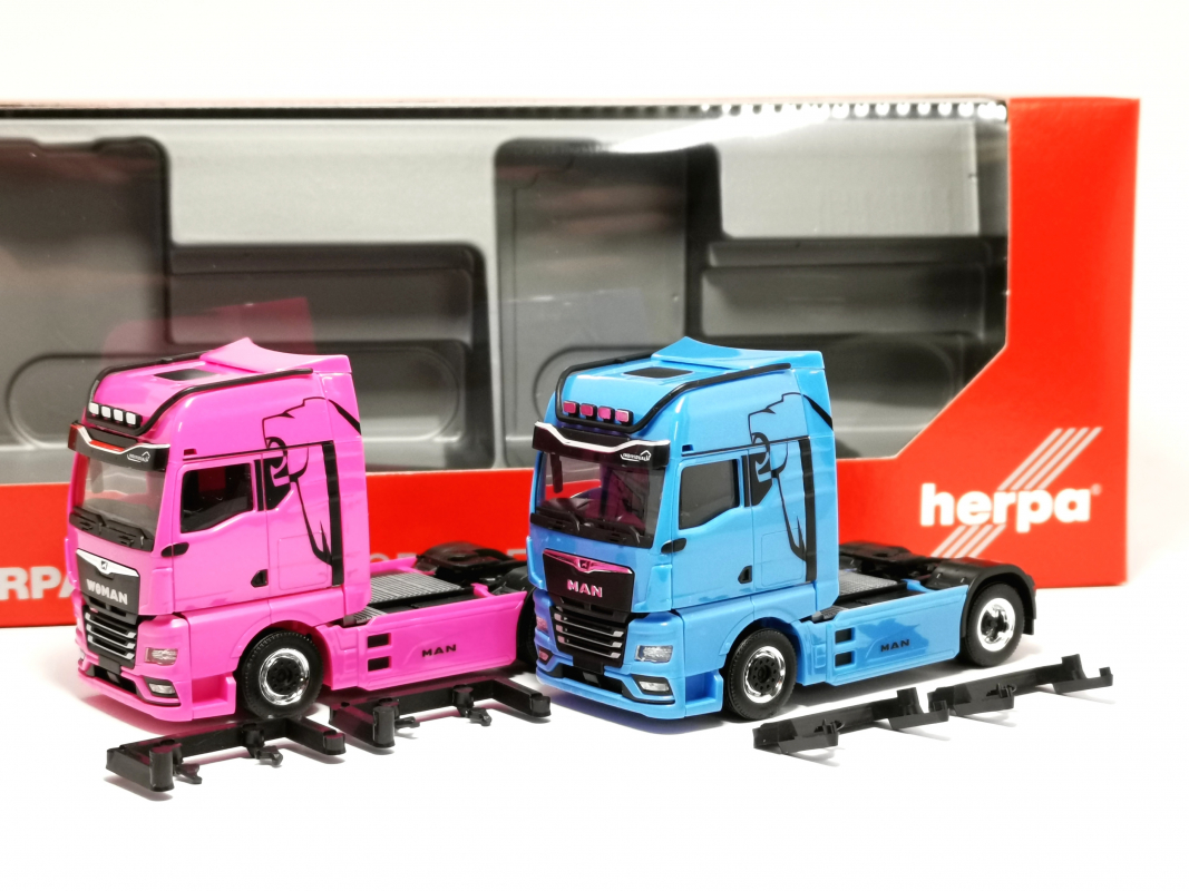 319195 Set WOMAN & MAN eTGX GX Zugmaschinen, 2achs, hellblau und pink Herpa