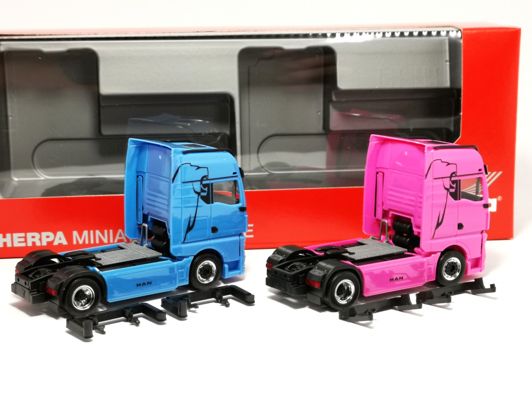 319195 Set WOMAN & MAN eTGX GX Zugmaschinen, 2achs, hellblau und pink Herpa