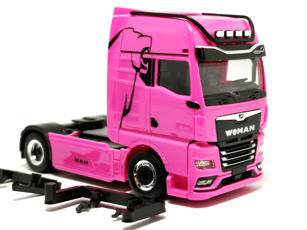 WOMAN eTGX GX Zugmaschinen _pink_ Herpa
