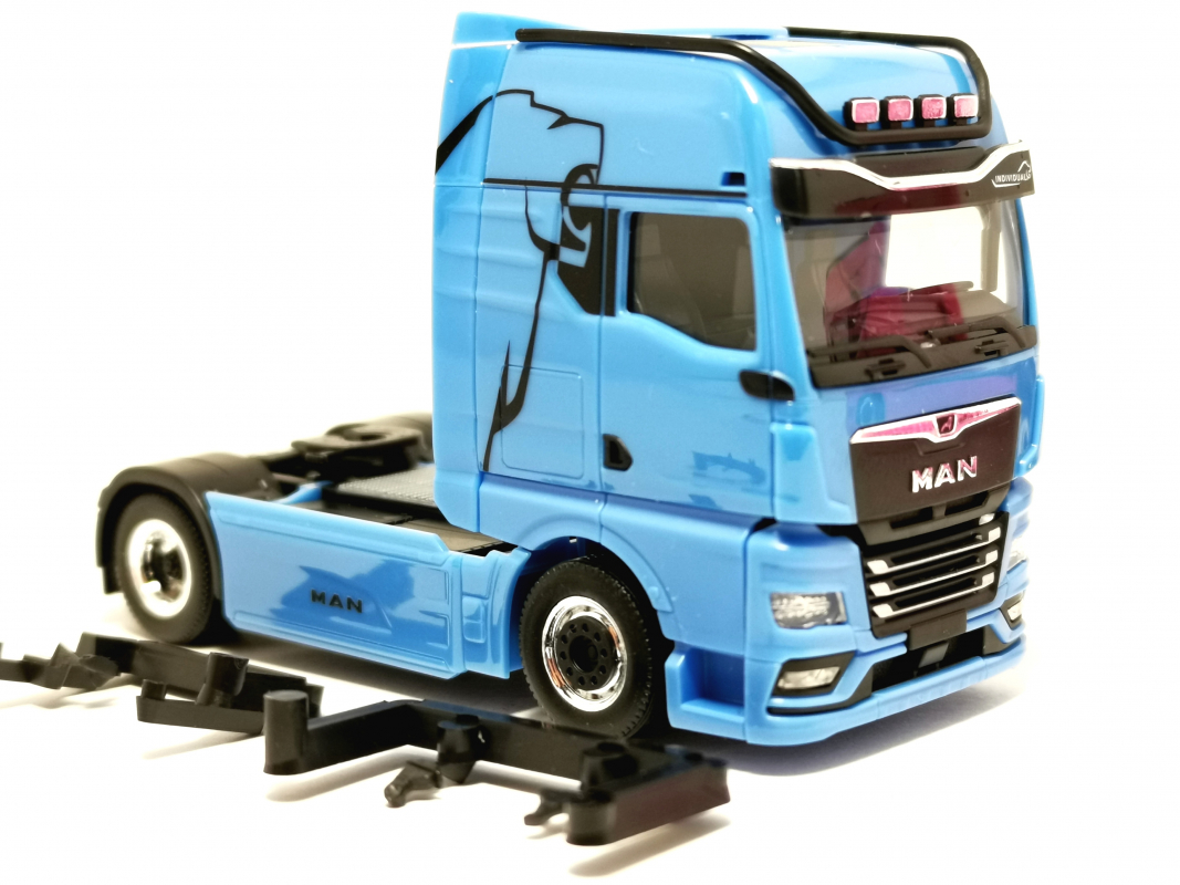 MAN eTGX GX Zugmaschinen - hellblau - Herpa