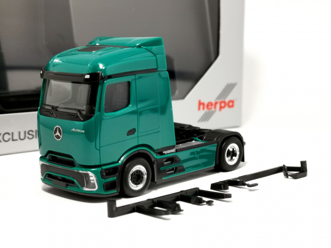960373 Mercedes-Benz Actros Procabin Streamspace 2achs, Opalgrün Herpa