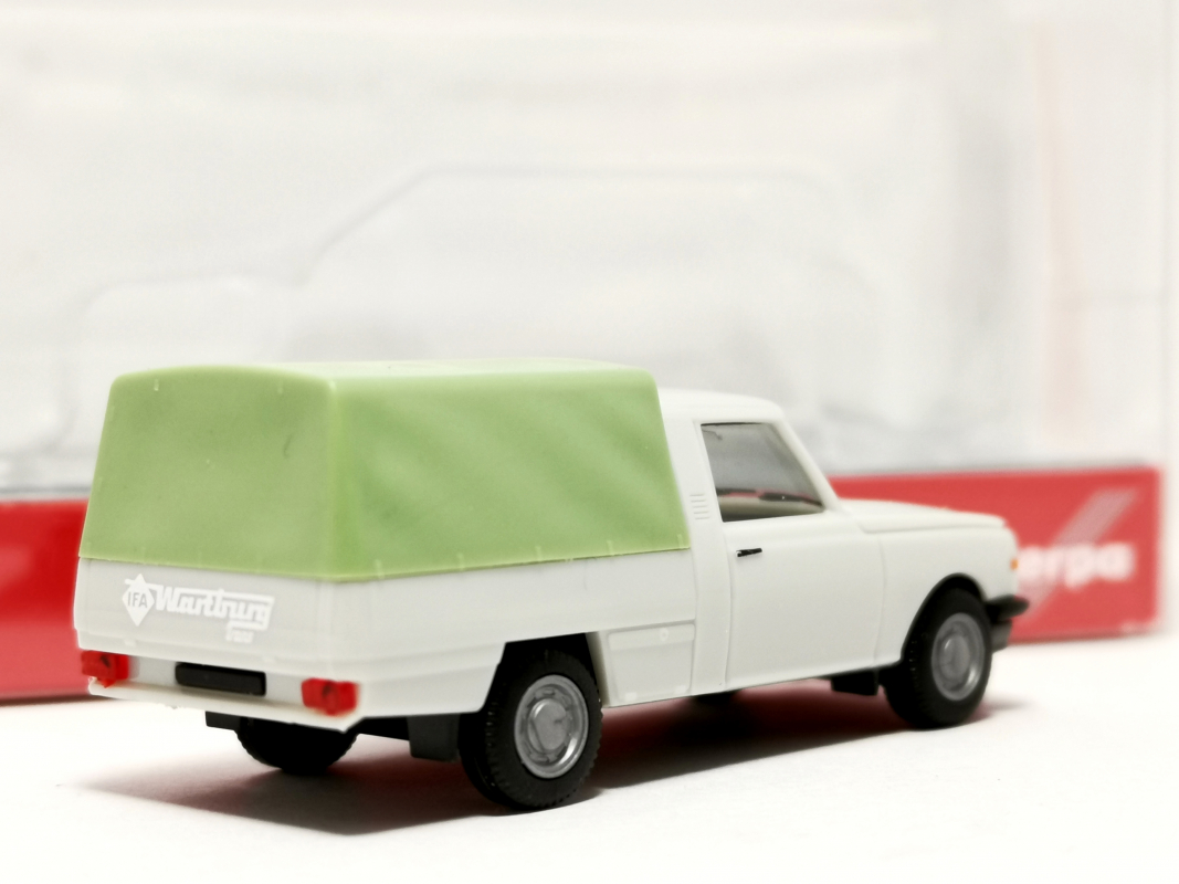 420921-002 Wartburg 353 Trans '85 mit Plane, lichtgrau Herpa