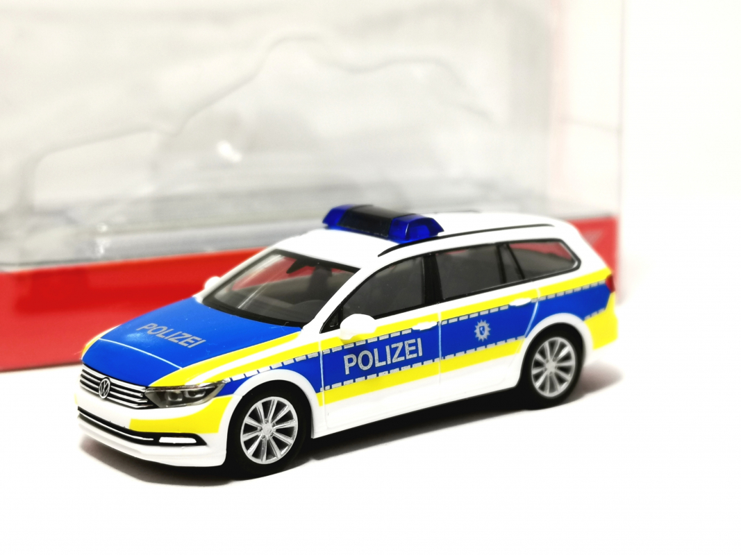 098465 Volkswagen (VW) Passat Variant "Polizei Bremen" Herpa