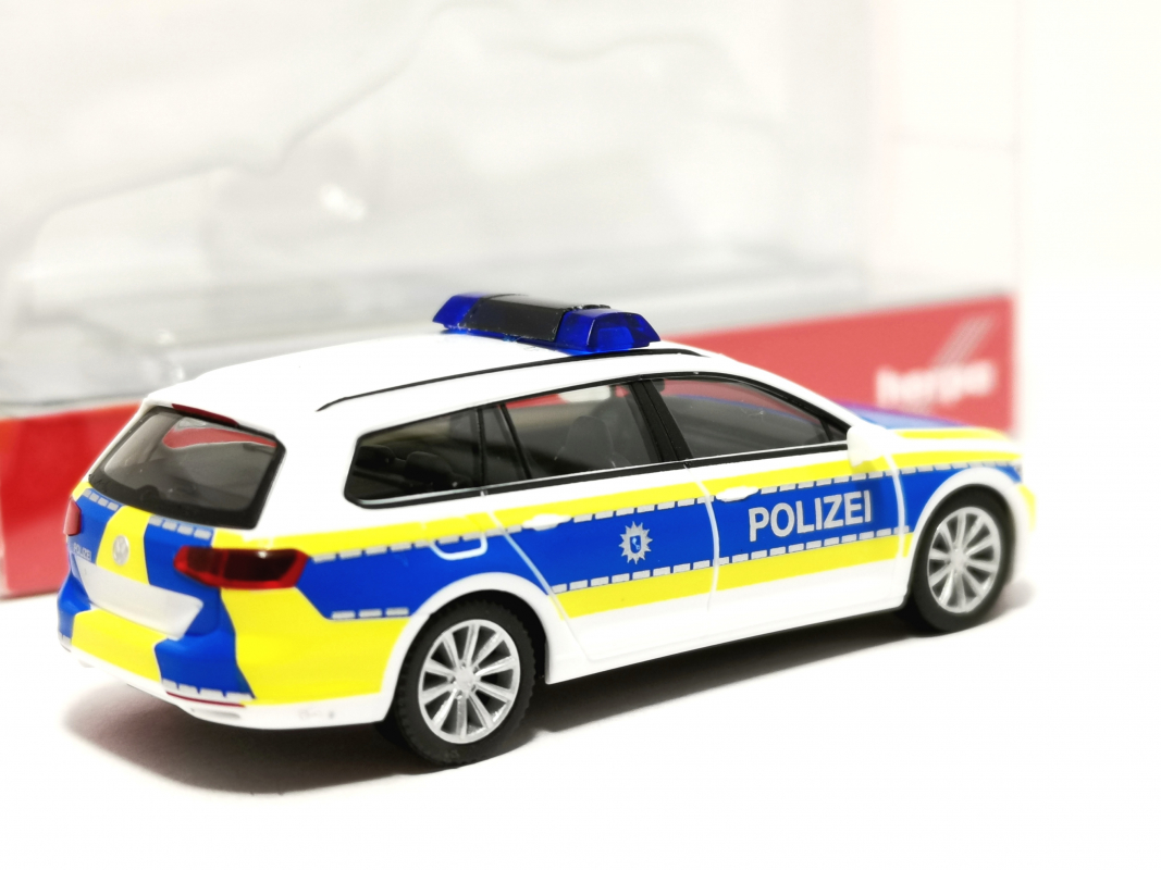 098465 Volkswagen (VW) Passat Variant "Polizei Bremen" Herpa