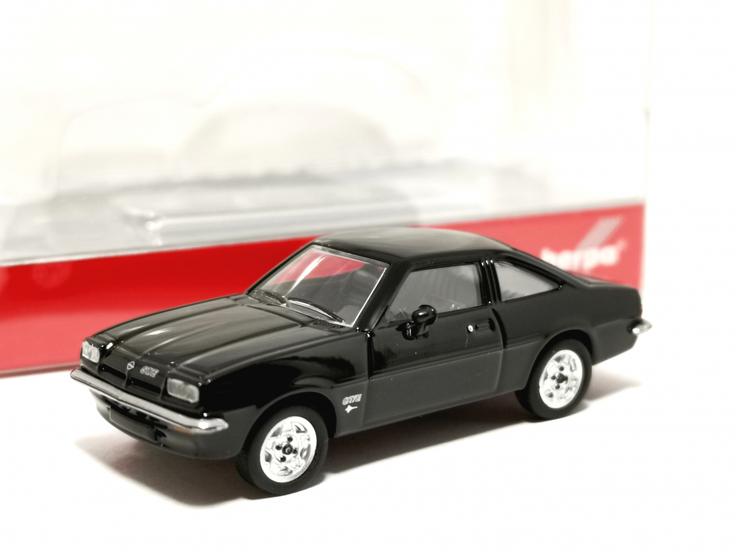 024389-009 Opel Manta B, schwarz	Herpa
