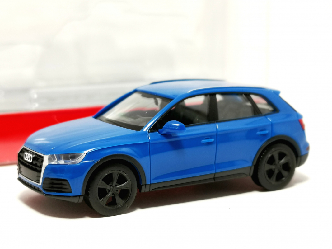 028622-002 Audi Q5, turboblau Herpa